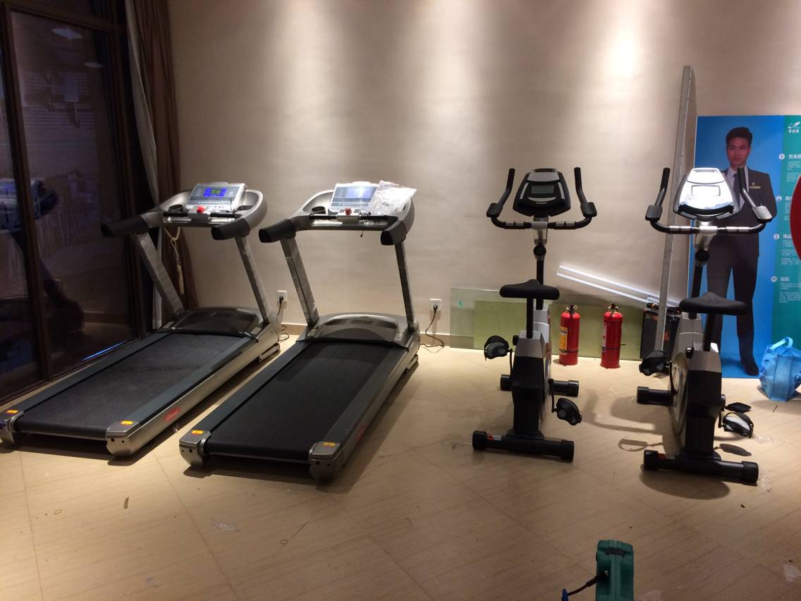 山东济宁碧桂园凤凰酒店健身房 快猫APP下载安卓酒店健身房器材案例